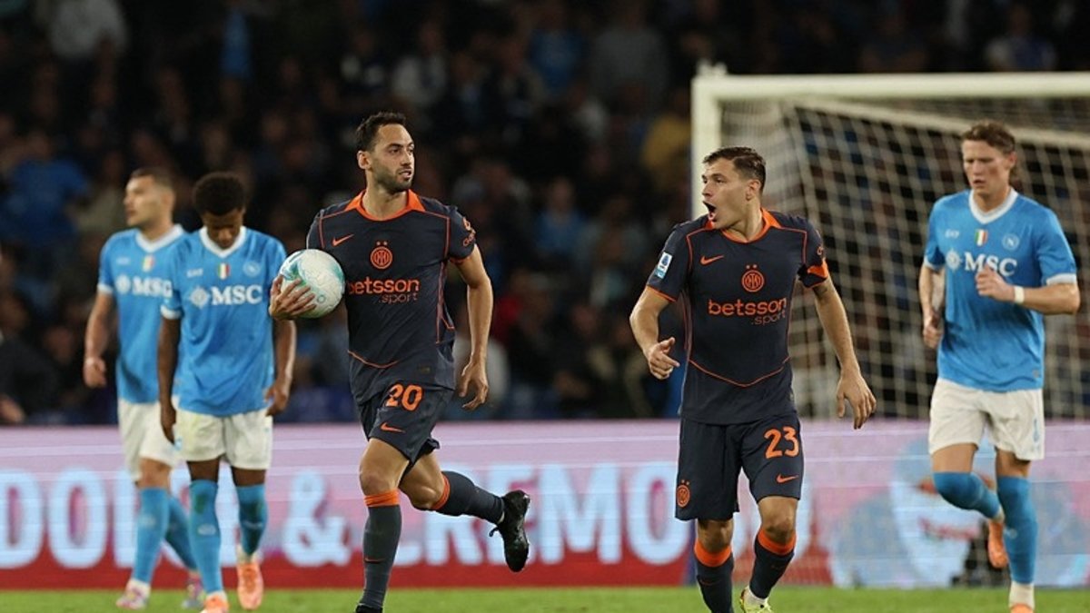 Hakan Çalhanoğlu Napoli’yi de boş geçmedi!