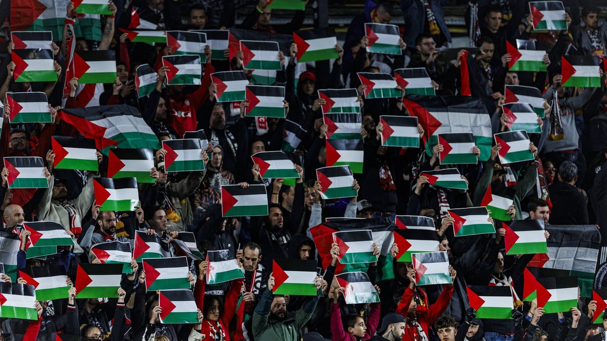 Rayo Vallecano tribünlerinde Filistin bayrakları açıldı!