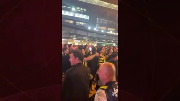 Fenerbahçeli Taraftarlar, Galatasaray’ın Mağlubiyetini Fenerbahçeli Taraftarlar, Galatasaray’ın Mağlubiyetini