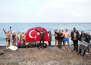 İsveçli yüzücü davul zurna eşliğinde Türkiye’den uğurlandı İsveçli yüzücü davul zurna eşliğinde Türkiye’den uğurlandı
