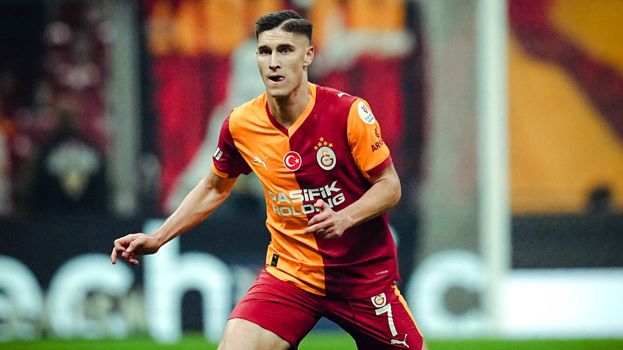 Ajax deplasmanında Singo sağ bek onun önünde Roland Sallai! Ajax deplasmanında Singo sağ bek onun önünde Roland Sallai!