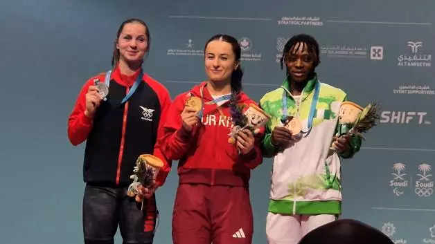 Riyad’da Kadın Halterciler Tarih Yazdı, Madalyalarını