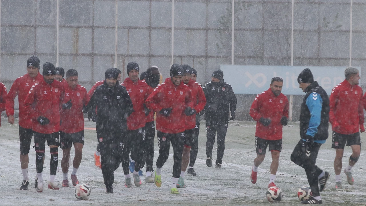 Sivasspor, Kar Yağışı Altında Antrenmanlarına Devam Ediyor Sivasspor, Kar Yağışı Altında Antrenmanlarına Devam Ediyor